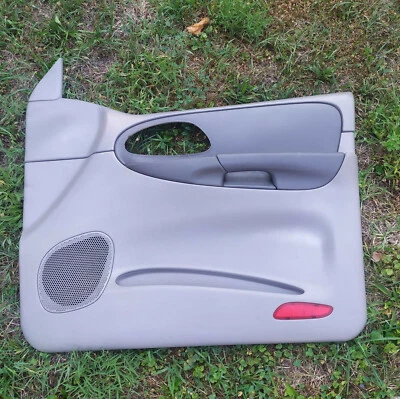 🔥02-09 CHEVY TRAILBLAZER Door Panel Front RIGHT Passenger armrest LIGHT GRAY D8 - Image 1 of 4