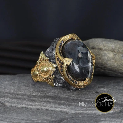 Anillo para hombre piedra larvakita negra, león en relieve, chapado en rodio dorado, plata 925 K Foto 1 de 4