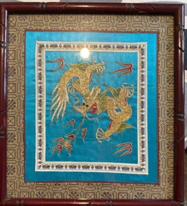 VINTAGE FRAMED CHINESE SILK FARBIC ARTWORK DRAGON DESIGN IN BAMBOO SYTLE FRAME - Picture 1 of 4