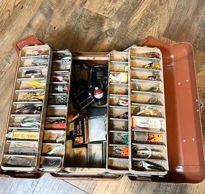 Lote de pesca caja de aparejos de metal Simonsen de varios niveles con contenido TODO DE COLECCIÓN COMPLETO Foto 1 de 4