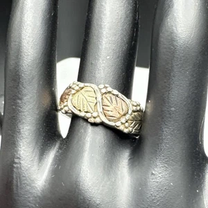 Anello a fascia Black Hills Gold Wheeler Manufacturing Co argento foglia oro 12 carati misura 9,25 - Foto 1 di 9
