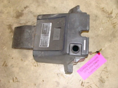 79 JOHN DEERE 440 TRAILFIRE OEM pila de tanque de combustible de gas tapa de almacenamiento puerta solapa Foto 1 de 4