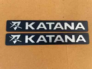 SET KATANA EMBLEMA PARAFANGO ANTERIORE SUZUKI JIMNY SAMURAI SIERRA SJ410 SJ413 - Foto 1 di 23