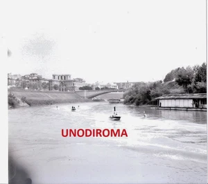 1958 ROMA SPARITA : ESIBIZIONE DI SCI D'ACQUA SUL TEVERE FOTO 10x10 - Imagen 1 de 2