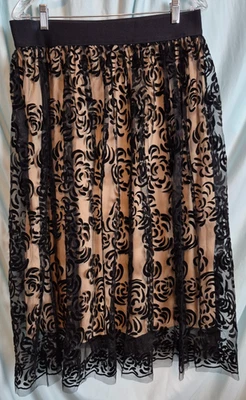 Falda acampanada Metro Wear negra de encaje con terciopelo tiro alto hasta la rodilla talla XL Foto 1 de 4