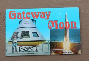 c1960s CAPE KENNEDY, Florida cartolina Saturno lancio razzo "GATEWAY TO THE MOON" - Foto 1 di 2