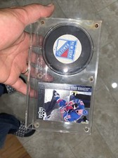 NEW YORK RANGERS NHL VINTAGE TRENCH MFG. HOCKEY PUCK/ WAYNE  GRETZKY CARD