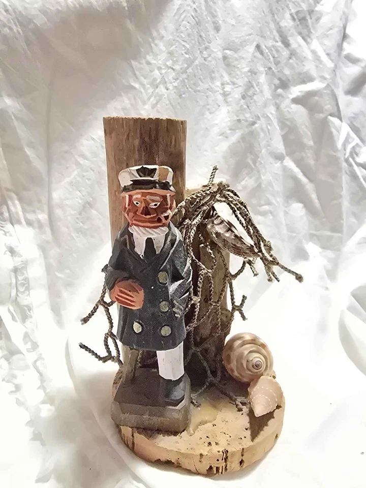 Estatuilla de arte popular náutico marinero capitán marinero madera tallada conchas Foto 1 de 1