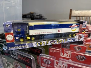 M2 Machines 1964 C-950 & 1965 Moon Pie Ford Econoline Chase Hauler 2017 Gold - Picture 1 of 1