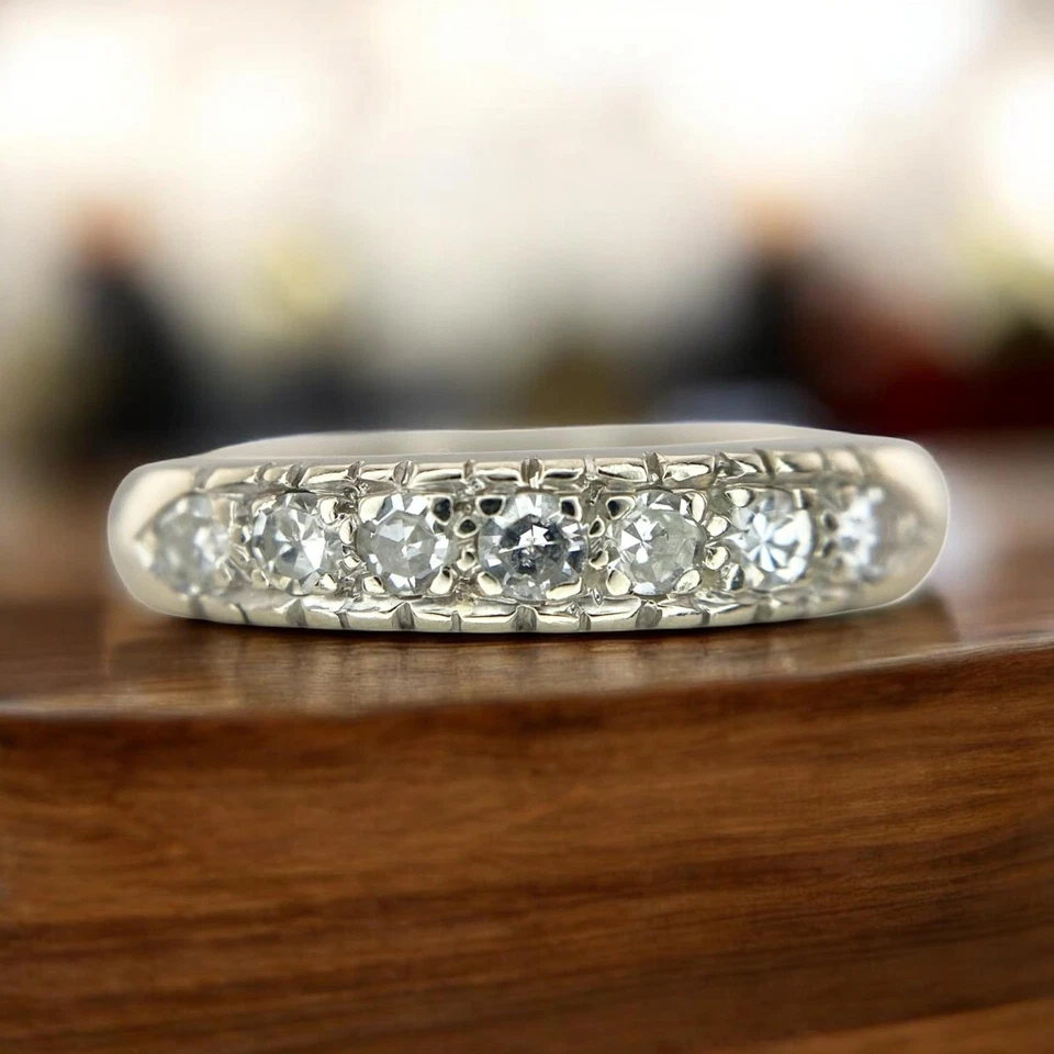 Alianza de boda Art Deco de oro blanco de 14k redonda de diamantes de corte único Foto 1 de 4