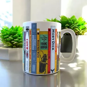 Tazza Gli amanti del libro con 30 romanzi classici colorati 4 1/4" H - Foto 1 di 8