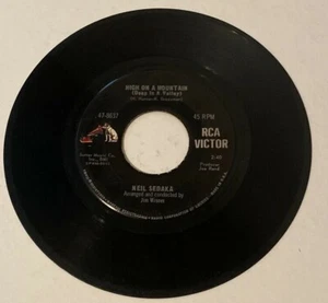 45 Neil Sedaka - High On A Mountain / The World Through A TearRCA 47-8637 - Imagen 1 de 2