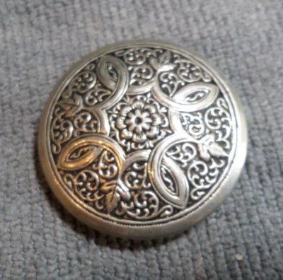Botón grande vintage antiguo de metal con foto FLOR DE PLATA DE LUJO 1 y 1/2" pulgadas Foto 1 de 4