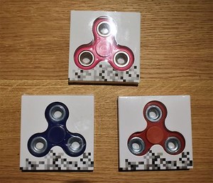 PMS Tri Remue Roulement Hand Spinner Doigt Jouet Rouge Rose Ou Bleu