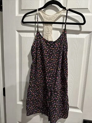 Mameluco sin mangas MUDD Floral Crochet Espalda Abotonada Cintura - Talla M Foto 1 de 4