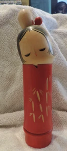 HÖLZERNE KOKESHI JAPANISCHE PUPPE FIGUR IN ROTEM GENEIGTEM KOPF 8,25 ZOLL SCHÖNER ZUSTAND - Bild 1 von 2
