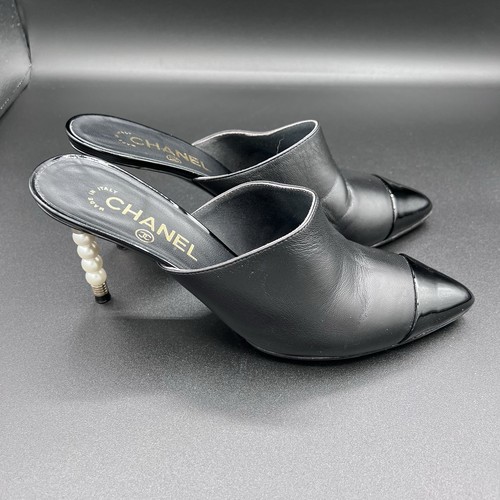 Mules Chanel Interlocking CC in pelle con tacco a punta perla nero taglia 38