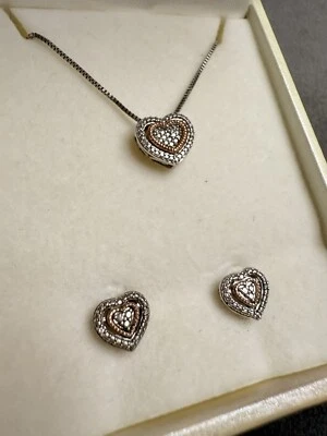 Collar y pendientes de corazón de plata 925 con inserto de oro rosa de 10 quilates de diamantes genuinos de 0,04 quilates Foto 1 de 4