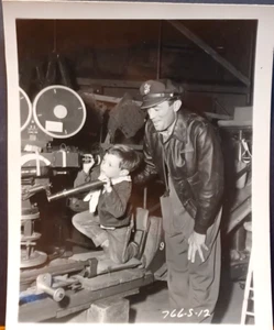1949 Snapshot Gregory Peck with Son Jonathan on Set Twelve O'clock High JRR16 - Picture 1 of 4