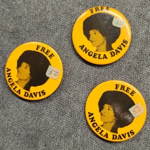 RARE ORANGE!  ANGELA DAVIS PINBACK BUTTON 1970 HISTORICAL ARTIFACT Det Retro 313 - Picture 1 of 7