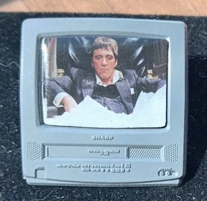 Marco de TV Scarface Tony Montana 1983 Pila de soplado PIN esmaltado personalizado Pacino Miami  - Imagen 1 de 3