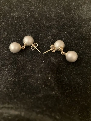 Pendientes colgantes de perlas de oro amarillo de 14 quilates gris nabco de 8 mm Foto 1 de 4