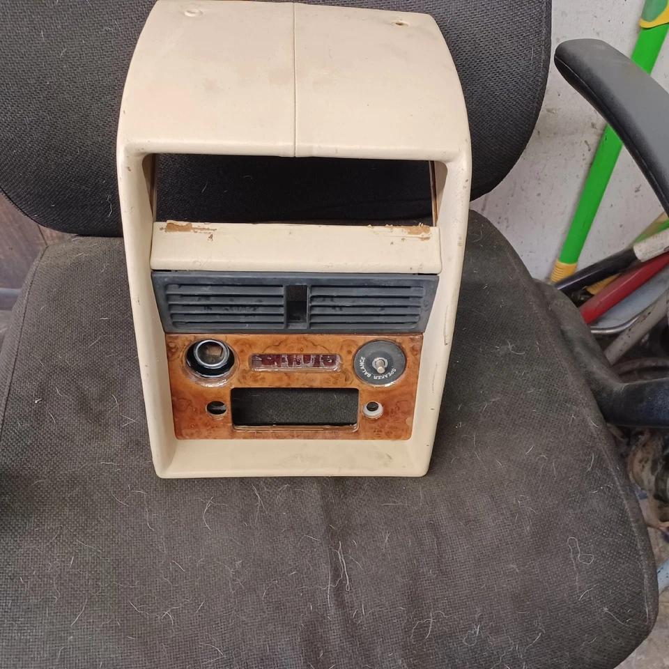 Rolls Royce Silver Shadow II 1980 consola central debajo del tablero usado Foto 1 de 4