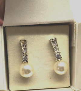 Avon Pearlesque And Rhinestone Pierced Earrings Fashion Jewelry 2005 NIB 625 - Picture 1 of 7