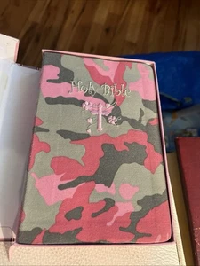 The Holy Bible International Children's Pink Camouflage Cover 2005 Thomas Nelson - Imagen 1 de 15