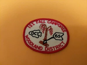 Parche de tela color Boy Scouts 'FIRST FALL CAMPOREE WOODLAND DISTRICT' 3 1/2 PULGADAS - Imagen 1 de 2