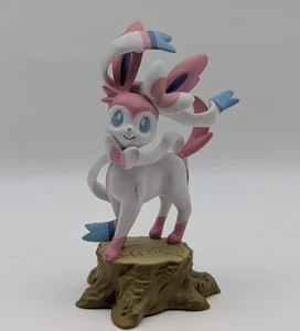 Pokemon Sylveon on Tree Trunk Mini Figure 2013 TCG Sylveon Collection Box - Foto 1 di 5