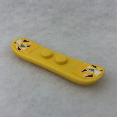 LEGO 18746pb009 Minifigura Amarilla, Utensilio Snowboard Pequeño con Estrellas (x1) Foto 1 de 3