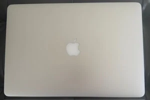 MacBook Pro (Retina, 15-inch, Mid 2015) 2.2 GHz Quad-Core Intel Core i7 - 16 GB - Picture 1 of 17