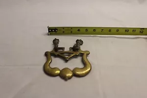 VINTAGE LARGE ORNATE HEAVY BRASS HANDLE DOOR KNOCKER ANTIQUE DECOR - Picture 1 of 5