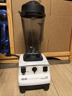 Batidora Vitamix Super 5000 VM0103 Nutrition Center blanca bote de 64 OZ con tapa Foto 1 de 4