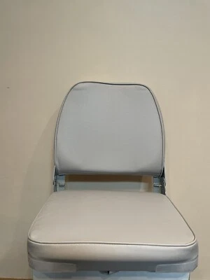 Attwood 船折叠钓鱼座椅 98395GY | 低靠背灰色人造皮革 — 第 1/4 张图片