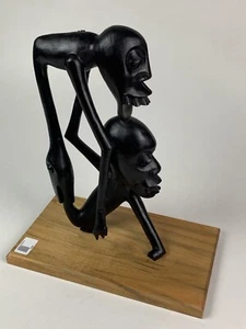 Escultura de madera tallada africana Makonde de mediados de siglo - abstracta - 2 hombres y pájaro - Imagen 1 de 5
