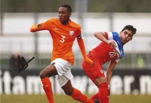 HOLLAND & AJAX: NAVAJO BAKBOORD SIGNED 6x4 ACTION PHOTO+COA - Picture 1 of 1