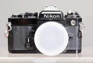 Überholt Nikon FE schwarz, 35 mm Spiegelreflexkamera Gehäuse, überholt, garantiert - Bild 1 von 8