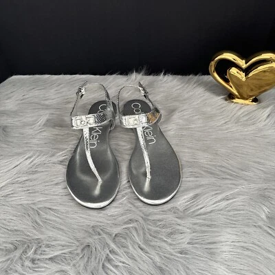 Sandalia Calvin Klein Tanga Plateada con Tiras Mujer Muy Suavemente Usada Talla 8.5 Foto 1 de 4