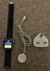 Apple Watch Series 4 A1977 GPS 40mm GLASS CHIPPED - Zdjęcie 1 z 3
