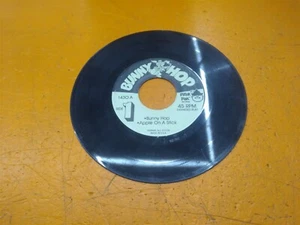⭐️⭐️⭐️⭐️⭐️ Vintage Bunny Hop 45 RPM Peter Pan Record - Imagen 1 de 4