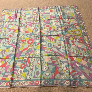 Emilio Pucci unbenutztes großes Seidentuch 85x85cm geometrisch mit Karton - Bild 1 von 4