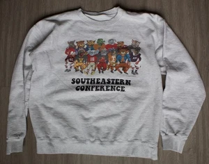 Sudadera SEC Mascotas Hanes Ultimate Algodón Mediana Don Collins Arte De Colección NCAA - Imagen 1 de 5