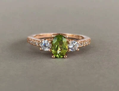 Anel solitário de três pedras peridoto oval criado em laboratório 3 quilates folheado a ouro rosa 14k - Imagem 1 de 3