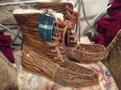 Bota corta mujer EMU piel de piel natural mocasín en estampado animal. Talla 8. Foto 1 de 4