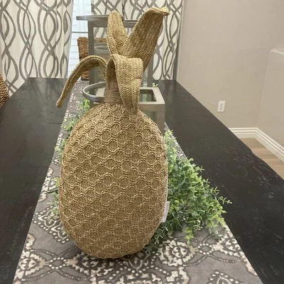 Travesseiro tropical em forma de abacaxi fibra natural Pottery Barn indoor outdoor 20"" - Imagem 1 de 4