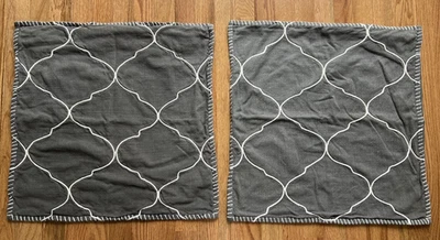 "Juego de 2 fundas de almohada Pottery Barn arabescas 22"" bordadas gris marroquí" Foto 1 de 4