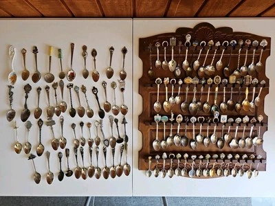 Estante de cuchara de recuerdo de colección 21" x 17" completo 64 cucharas y 28 más variedad de metales mixtos Foto 1 de 4