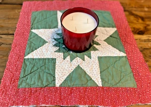 Antiguo centro de mesa acolchado vintage estera de velas verde y blanco 15,5" x 15,5" - Imagen 1 de 7